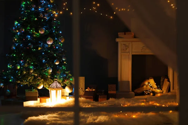 Stijlvol Wonen Interieur Met Versierde Kerstboom Open Haard Kamer Nachts — Stockfoto