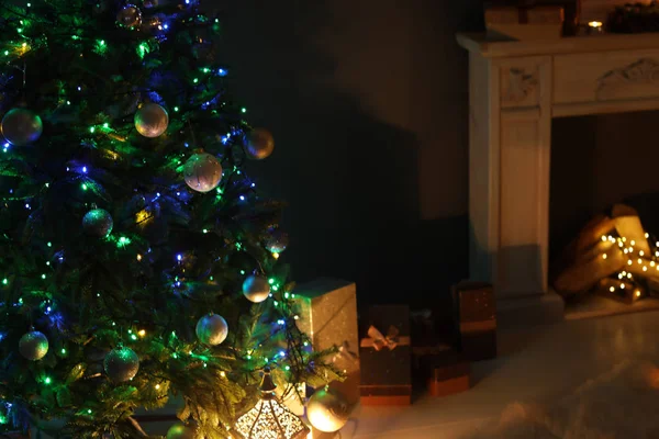 Weihnachtsbaum Mit Dekor Stilvollem Wohnzimmer Interieur Bei Nacht — Stockfoto