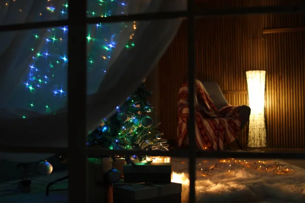 时尚客厅室内装饰圣诞树在晚上 通过窗口查看 — 图库照片