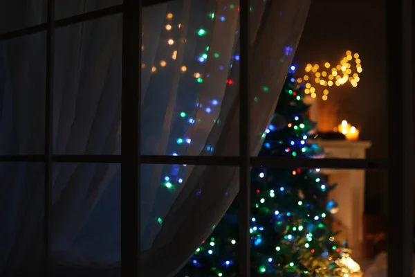 Zaburzenia Widzenia Stylowy Salon Wnętrza Boże Narodzenie Światła Nocy Przez — Zdjęcie stockowe
