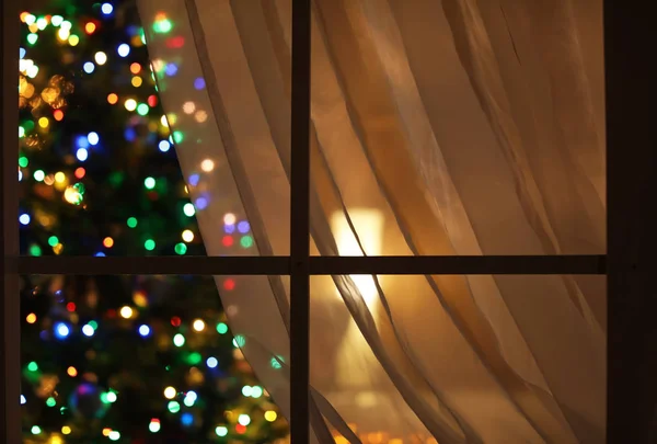 Vista Sfocata Dell Albero Natale Con Luci Fatate Notte Attraverso — Foto Stock