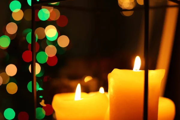 ぼやけクリスマス ライトに対して燃焼キャンドル — ストック写真