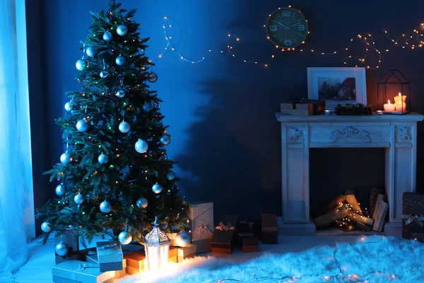 Elegante Soggiorno Interno Con Albero Natale Camino Notte — Foto Stock