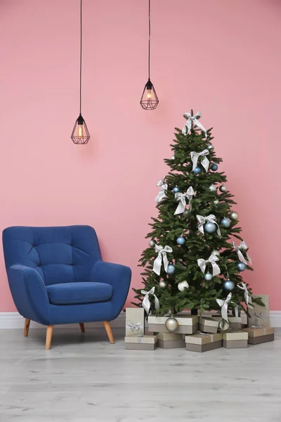 Intérieur Élégant Chambre Avec Arbre Noël Décoré — Photo