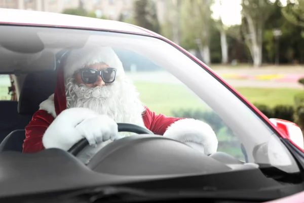 Autentico Babbo Natale Occhiali Sole Guida Auto Vista Dall Esterno — Foto Stock