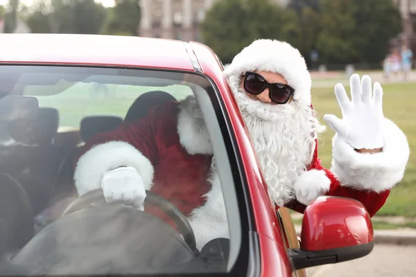 Papai Noel Autêntico Com Óculos Sol Carro Condução Vista Fora — Fotografia de Stock