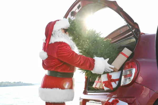 Authentic Santa Claus Putting Gift Boxes Christmas Tree Car Trunk — Stock Photo, Image