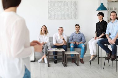 Genç insanların ofiste iş eğitimi