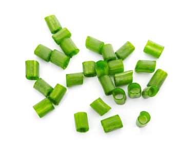 Beyaz arkaplanda doğranmış yeşil soğan