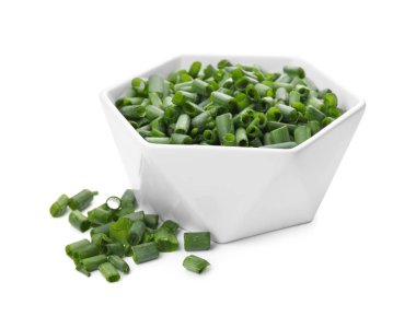 Beyaz zemin üzerine doğranmış yeşil soğan ile kase