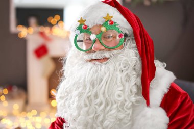 Otantik Noel Baba ile komik gözlük kapalı