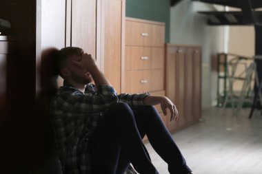 Mutfakta katta oturan depresif genç adam