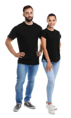 Beyaz arka plan üzerinde genç çift t-shirtler içinde. Mockup tasarım için