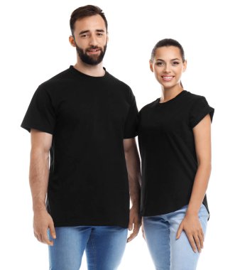 Beyaz arka plan üzerinde genç çift t-shirtler içinde. Mockup tasarım için