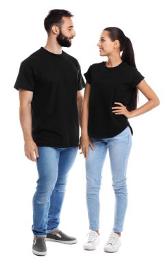 Beyaz arka plan üzerinde genç çift t-shirtler içinde. Mockup tasarım için