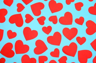 Küçük kağıt kalpler renk arka plan, üstten görünüm