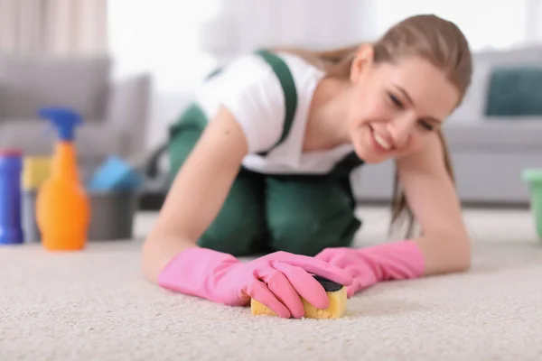 Female Worker Cleaning Carpet Home — Stock Photo, Image