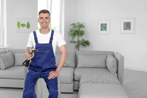 Stomerij Werknemer Met Professionele Apparatuur Binnenshuis — Stockfoto