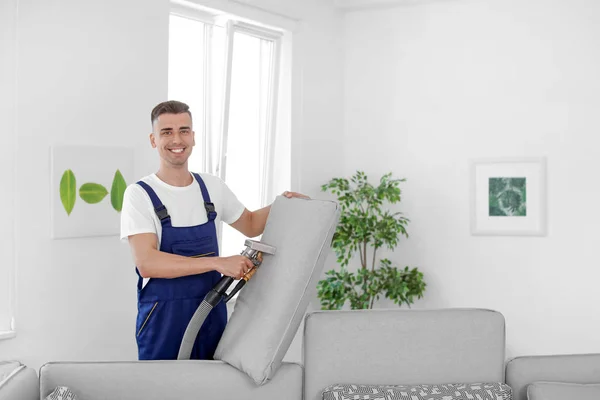 Stomerij Werknemer Het Verwijderen Van Vuil Van Bank Kussen Binnen — Stockfoto