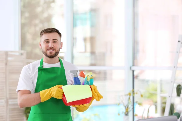 Muž Uniformě Čistící Prostředky Uvnitř — Stock fotografie