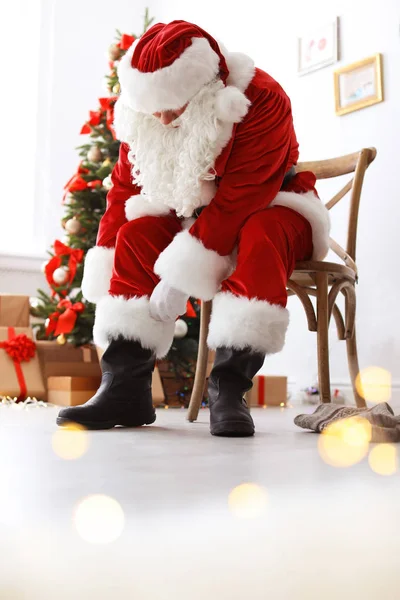 Autêntico Papai Noel Vestindo Trajes Tradicionais Dentro Casa — Fotografia de Stock