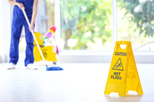 Veiligheid Teken Met Zin Let Natte Vloer Schonere Binnenshuis Schoonmaak — Stockfoto