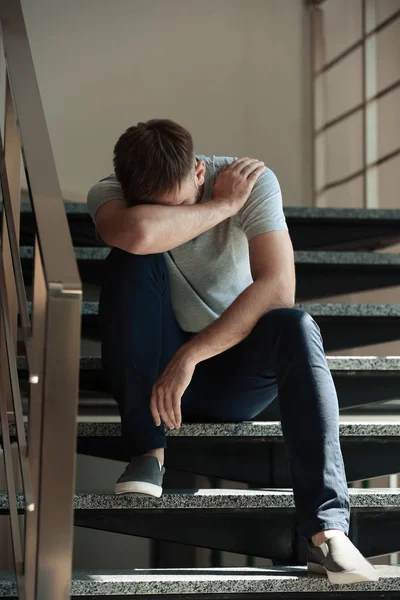 Joven Deprimido Sentado Las Escaleras — Foto de Stock