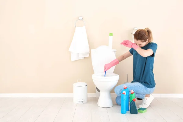 Γυναίκα Τον Καθαρισμό Της Τουαλέτας Στο Μπάνιο — Φωτογραφία Αρχείου