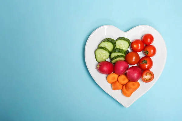 Heart Shaped Plate Fresh Vegetables Color Background Top View Cardiac — Stock Photo, Image