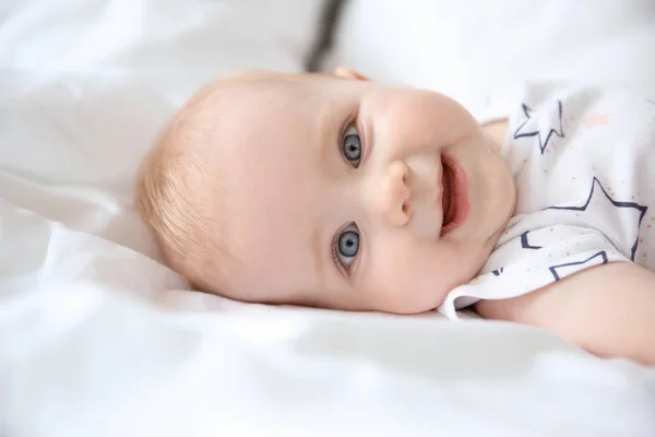 Mignon Petit Bébé Souriant Couché Sur Lit — Photo