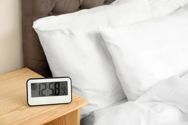 寝室のテーブルの上のデジタルの目覚まし時計 日の時間 — ストック写真