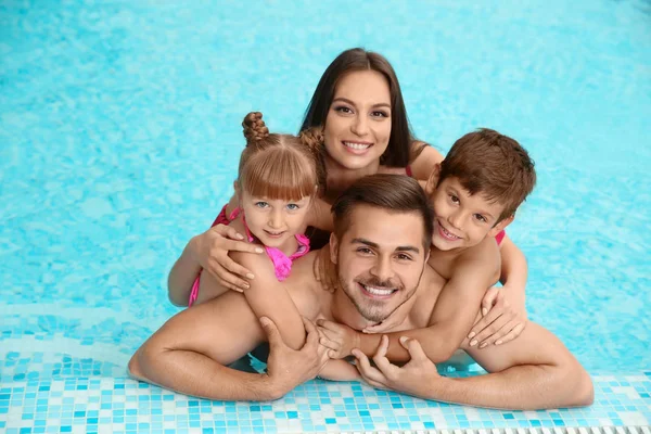 Felice Famiglia Che Riposa Piscina Con Acqua Rinfrescante — Foto Stock