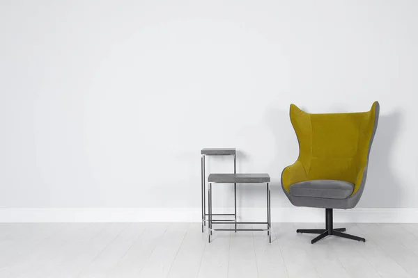 Elegante Raumausstattung Mit Stilvollem Bequemen Sessel — Stockfoto
