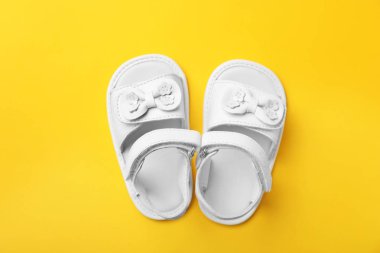 Renkli arka planda şirin bebek sandaletleri, üst manzara.