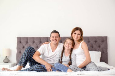Yatak odasında şirin çocuk ile mutlu aile