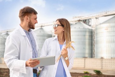 Genç Ziraat modern tahıl ambarları yakın. Tahıl tarım