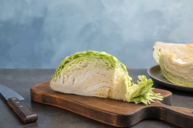 Masada kesilmiş lahanalı ahşap tahta.