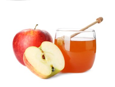 Cam kavanoz tatlı bal ve beyaz arka plan üzerinde elma ile