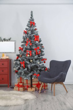 Süslü Noel ağacı ve şık salon iç koltukta