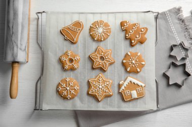 Lezzetli masa, üstten görünüm pişirme üzerinde Noel kurabiyeleri dekore edilmiştir.