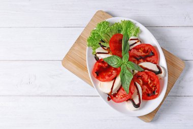 Tablo, üstten görünüm lezzetli taze salata ile plaka