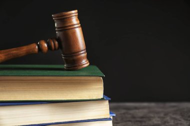 Hakimin tokmak ve masada kitap yığını. Hukuk kavramı
