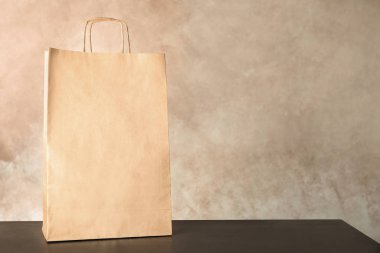Kağıt alışveriş çantası renk arka plan karşı masada mockup