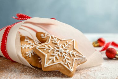 Ahşap masa, closeup lezzetli bir şekilde dekore edilmiş Noel çerezleri