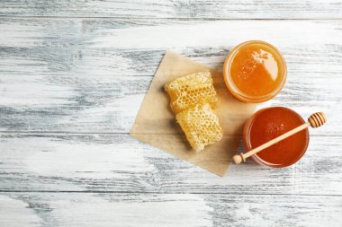 Ahşap arka plan üzerinde taze bal ile düz yatıyordu kompozisyon