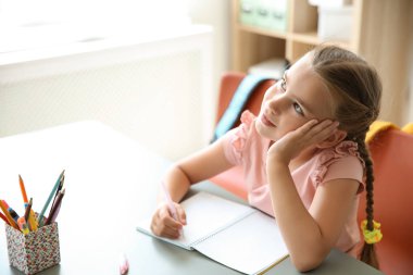 Sevimli küçük çocuk sınıfta masasında hayal. İlköğretim Okulu