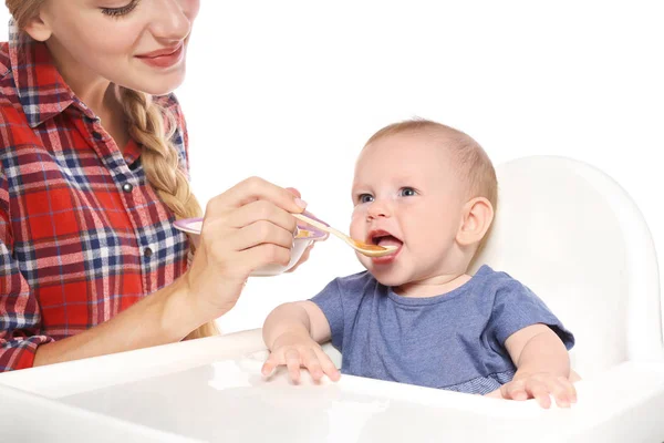 Kadın Sandalyesi Beyaz Arka Plan Karşı Çocuğunu Besleme Sağlıklı Bebek — Stok fotoğraf