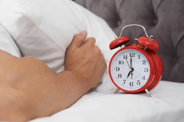 Wecker Und Mann Bedecken Kopf Mit Kissen Schlafzimmer Tageszeit — Stockfoto