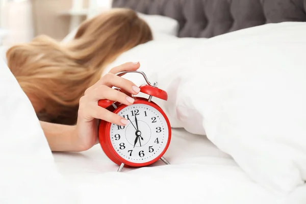 Femeia Oprit Ceasul Deşteptător Dormitor — Fotografie, imagine de stoc