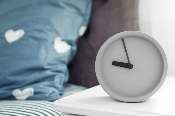 寝室のテーブルにアナログの目覚まし時計 日の時間 — ストック写真